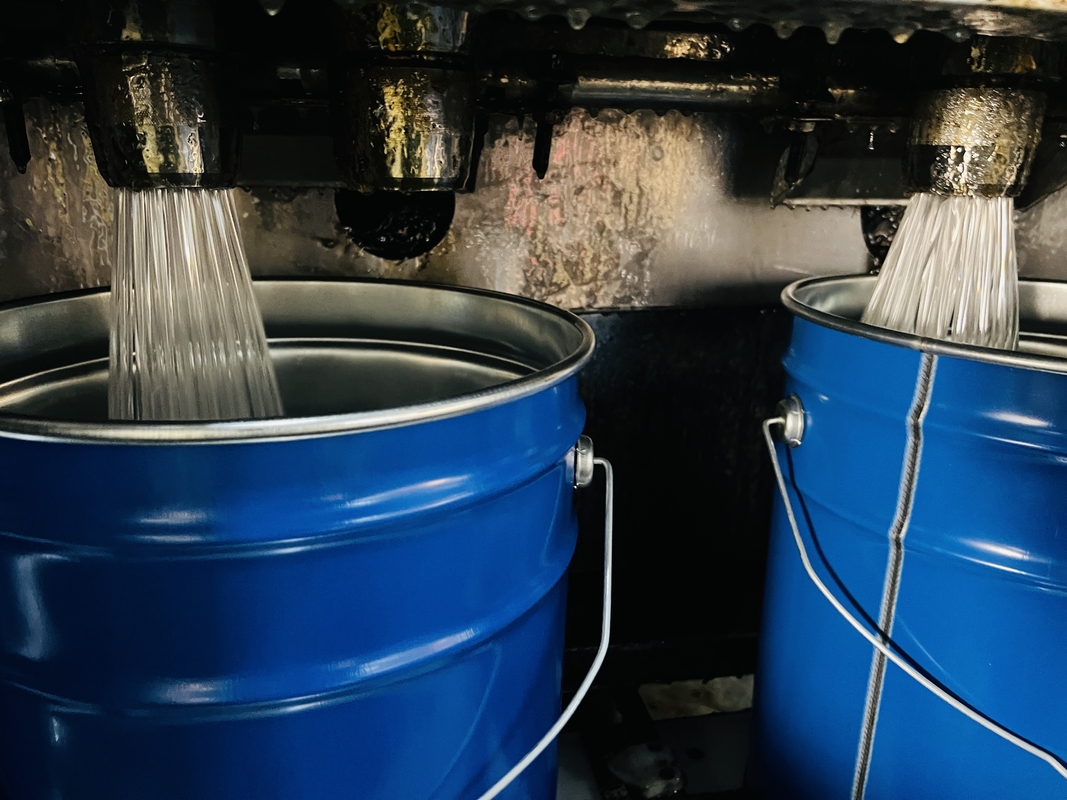 ความหนาแน่นของธ อร์ Epoxy ที่ฉีดใสที่ 25C 1.17-1.24g/cm3 ค่า Epoxy Eq/kg 4.0-5.0